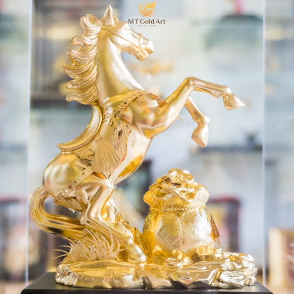 tượng ngựa mạ vàng 2
