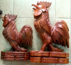 Tượng con gà bằng gỗ