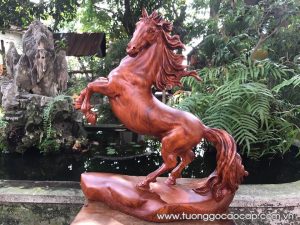 tượng ngựa bằng gỗ