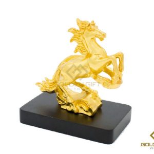 tượng ngựa mạ vàng