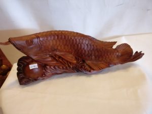 Tượng cá rồng bằng gỗ