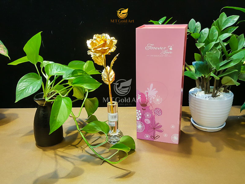 Cành hồng dát vàng