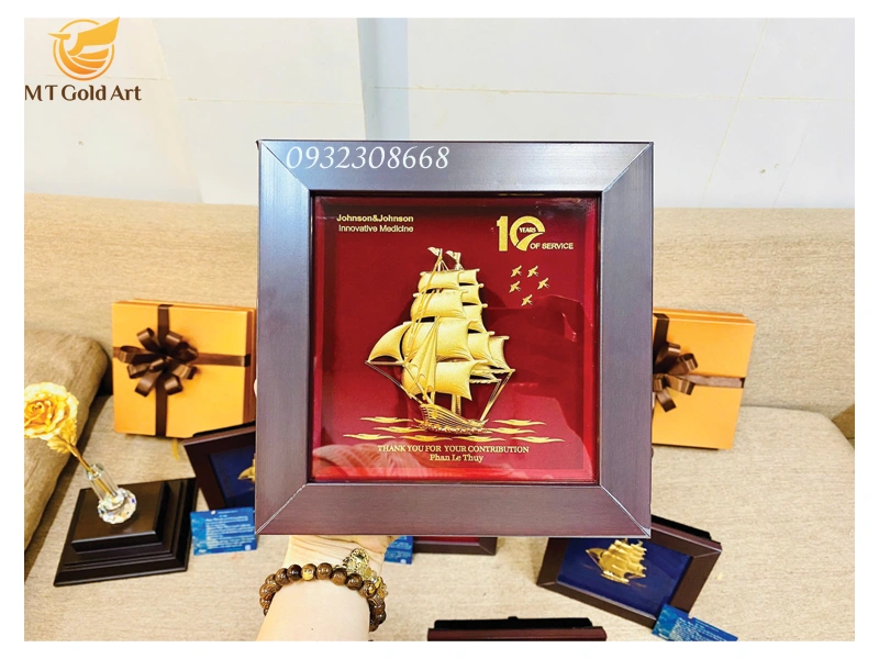 tranh thuyền buồm mạ vàng quà kỷ niệm 10 năm 