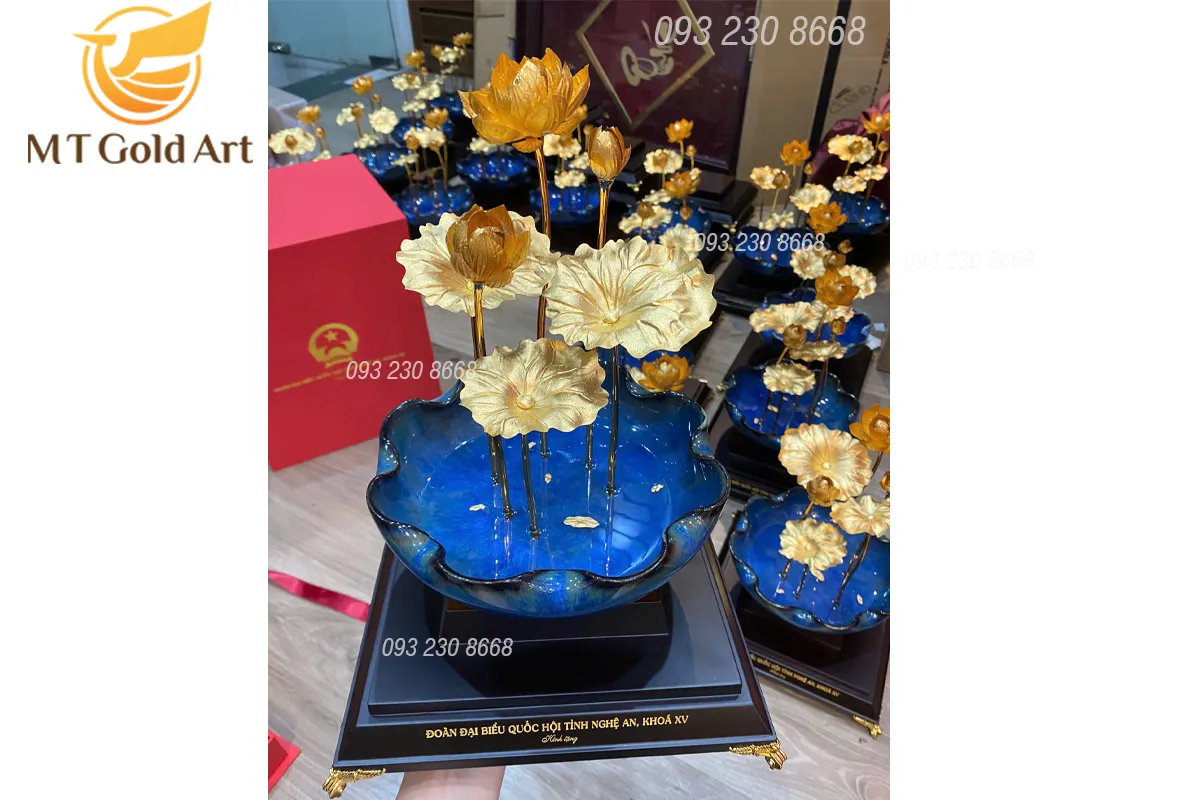 Chậu hoa sen mạ vàng - Quà tặng hội nghị đại biểu mang đậm nét văn hoá Việt qua tang hoi nghi