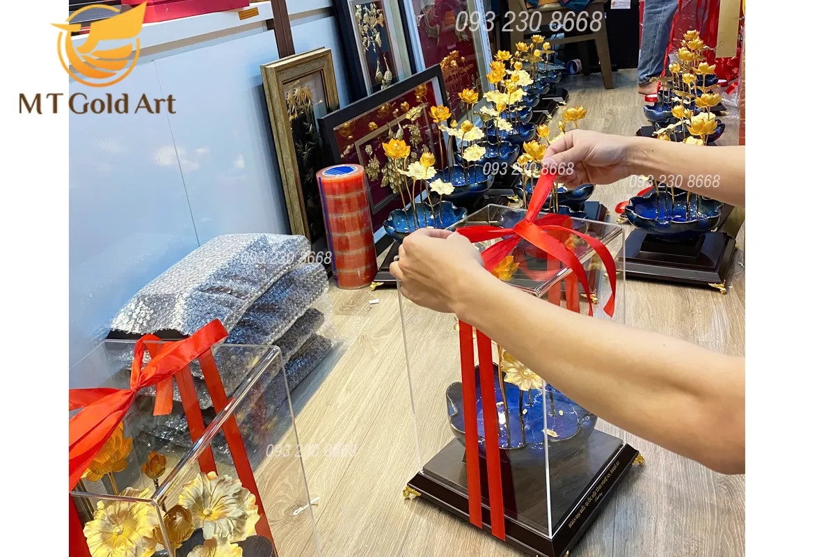 Món quà được chỉnh chu từ sản phẩm đến hộp đựng qua tang su kien hoi nghi