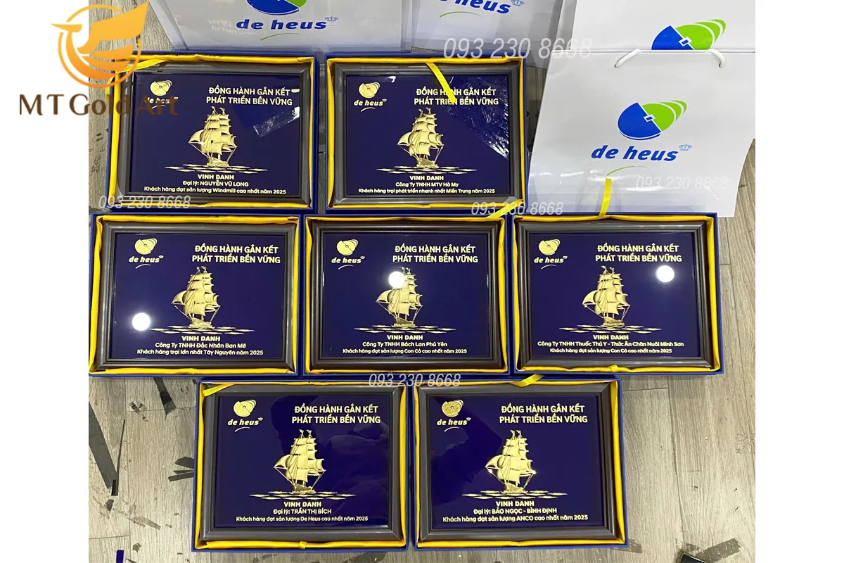 quà vinh danh khach hang xuat sat nhat nam