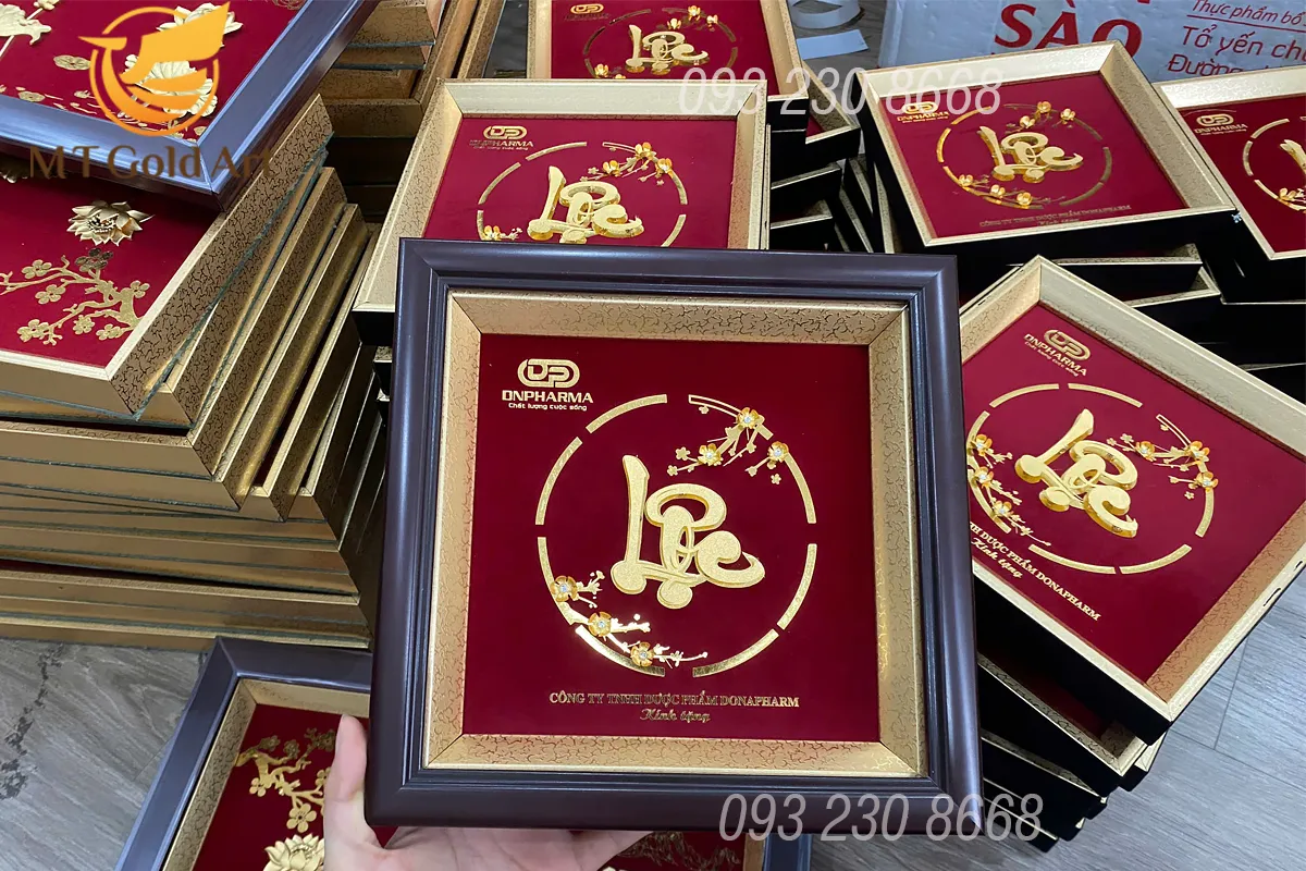 Quà tặng khách hàng độc đáo dịp tết 2025 tranh chu loc thu phap ma vang qua tet tri an khach hang