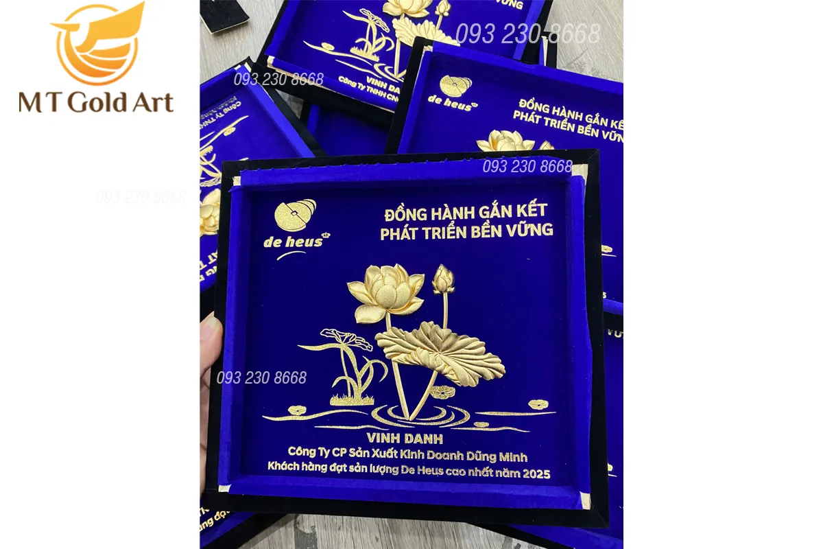 Tranh hoa sen mạ vàng - Quà tặng hội nghị khách hàng tranh tri an khach hang cua cong ty thuy san